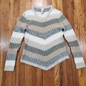 No Boundaries Size Large (fits like MEDIUM) Cable knit sweater V neck